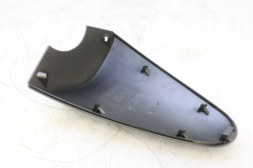 photo de CARENA ANTERIORE SUPERIORE YAMAHA YP MAJESTY 125 (2002 - 2006) - Primo piano tecnico