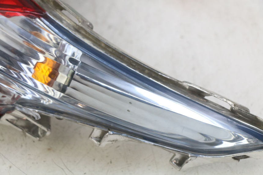 photo de FANALE POSTERIORE KYMCO AGILITY 16+ 4T 50 (2018 - 2023) - Dettagli dei punti di fissaggio