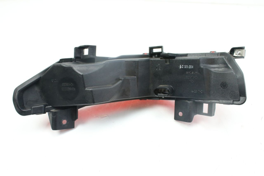 photo de FANALE POSTERIORE DESTRO PIAGGIO MP3 500 (2014 - 2017) - Dettagli dei punti di fissaggio