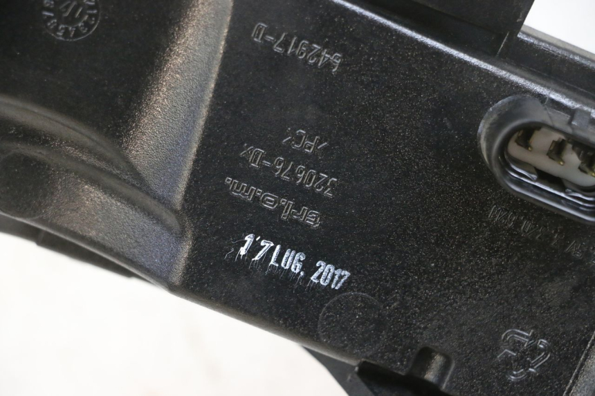 photo de FANALE STOP DESTRA PIAGGIO MP3 500 (2016 - 2018) - Primo piano tecnico