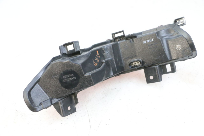 photo de FANALE STOP DESTRA PIAGGIO MP3 500 (2016 - 2018) - Stato della superficie e materiale