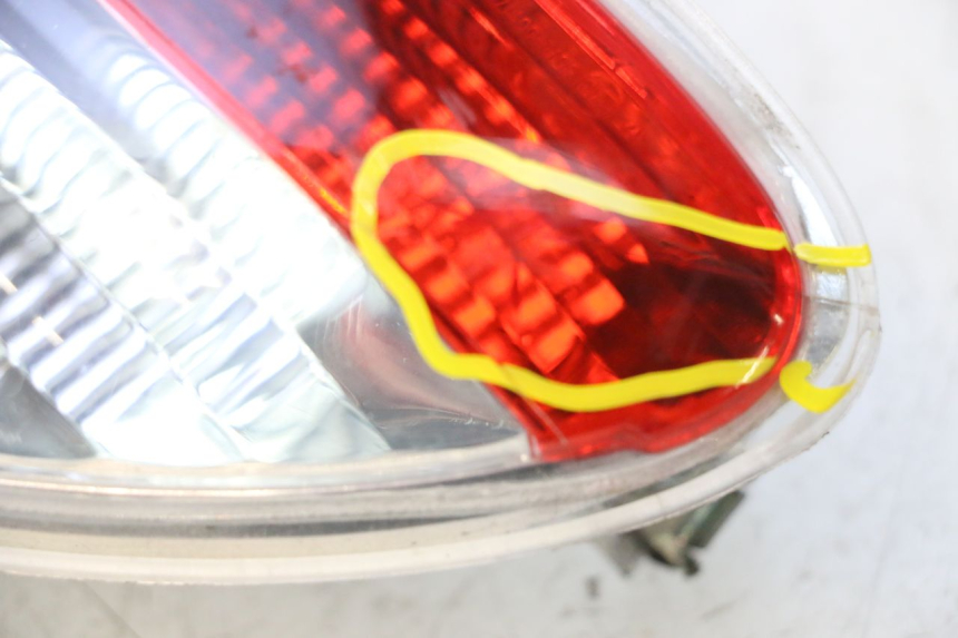 photo de FANALE STOP DESTRA PIAGGIO MP3 125 (2006 - 2014) - Caratteristiche distintive