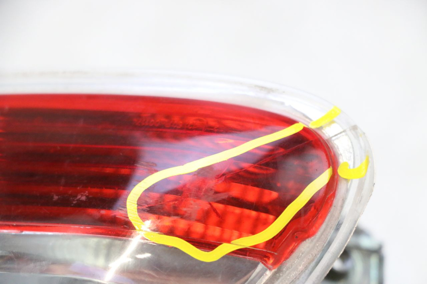 photo de FANALE STOP DESTRA PIAGGIO MP3 125 (2006 - 2014) - Stato della superficie e materiale