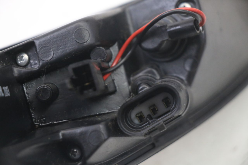 photo de FANALE STOP DESTRA PEUGEOT SATELIS 125 (2013 - 2018) - Dettagli dei punti di fissaggio