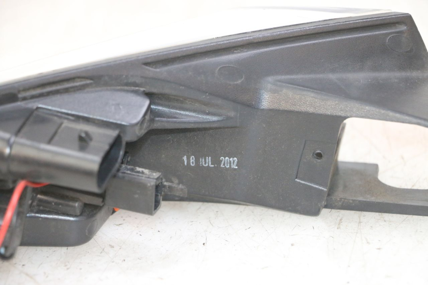 photo de FANALE STOP DESTRA PEUGEOT SATELIS 125 (2013 - 2018) - Zoom sullo stato d'uso