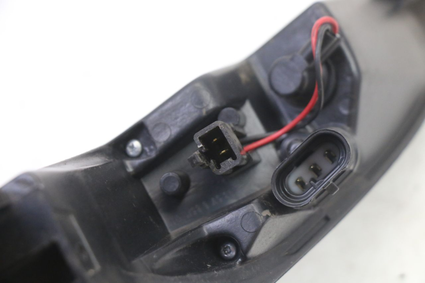 photo de FANALE STOP DESTRA PEUGEOT SATELIS 125 (2013 - 2018) - Dettagli dei punti di fissaggio