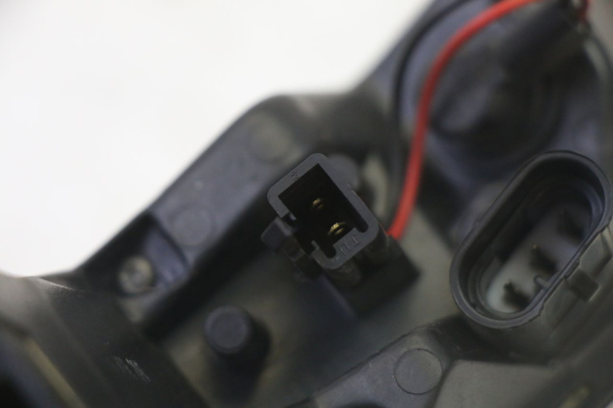 photo de FANALE STOP DESTRA PEUGEOT SATELIS 125 (2013 - 2018) - Dettagli dei punti di fissaggio