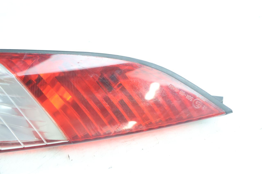 photo de FANALE POSTERIORE DESTRO PEUGEOT SATELIS 125 (2006 - 2009) - Zoom sullo stato d'uso