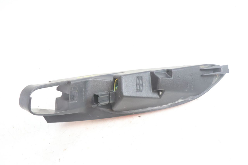 photo de FANALE POSTERIORE DESTRO PEUGEOT SATELIS 125 (2006 - 2009) - Dettagli dei punti di fissaggio