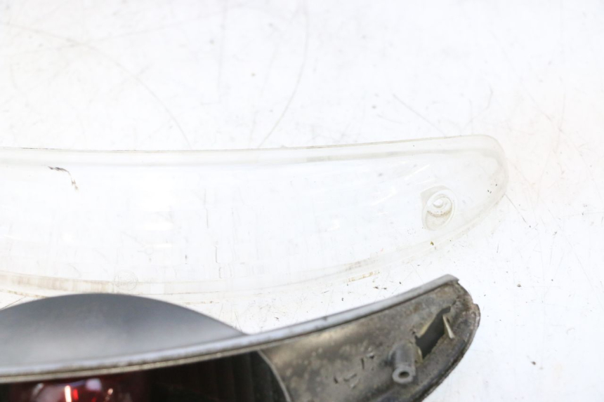 photo de FANALE POSTERIORE PEUGEOT ELYSTAR 50 (2002 - 2014) - Zoom sullo stato d'uso