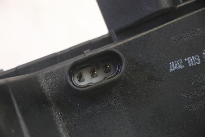 photo de FANALE STOP SINISTRA PIAGGIO MP3 500 (2016 - 2018) - Dettagli dei punti di fissaggio