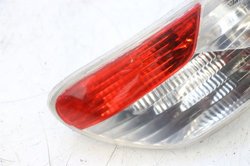 photo de FANALE STOP SINISTRA PIAGGIO MP3 RL 250 (2006 - 2010) - Dettagli dei punti di fissaggio