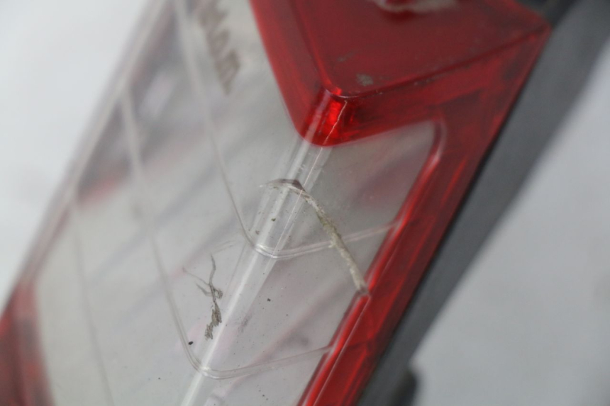 photo de FANALE POSTERIORE SINISTRO PEUGEOT SATELIS COMPRESSOR K15 125 (2006 - 2009) - Primo piano tecnico