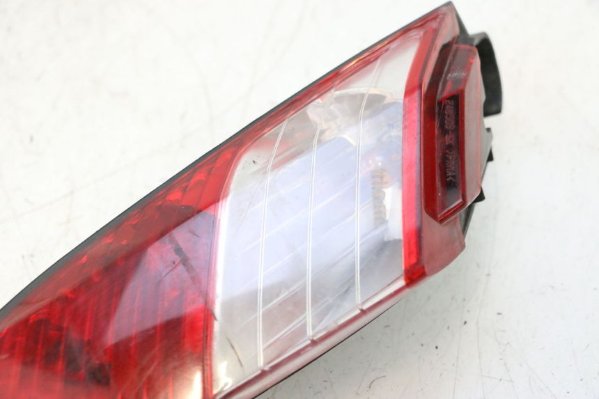 photo de FANALE POSTERIORE SINISTRO PEUGEOT SATELIS 125 (2006 - 2009) - Zoom sullo stato d'uso