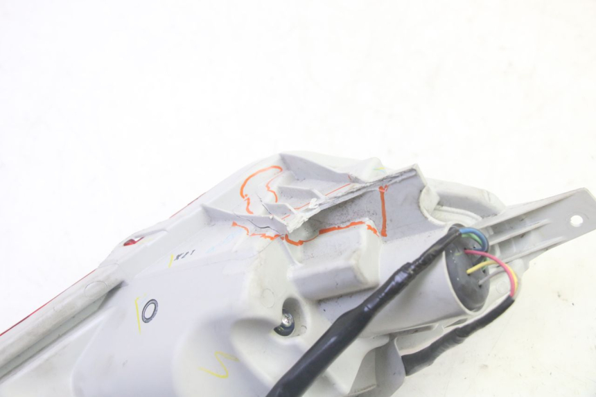 photo de FANALE STOP SINISTRA YAMAHA TRICITY 300 (2020 - 2024) - Dettagli dei punti di fissaggio