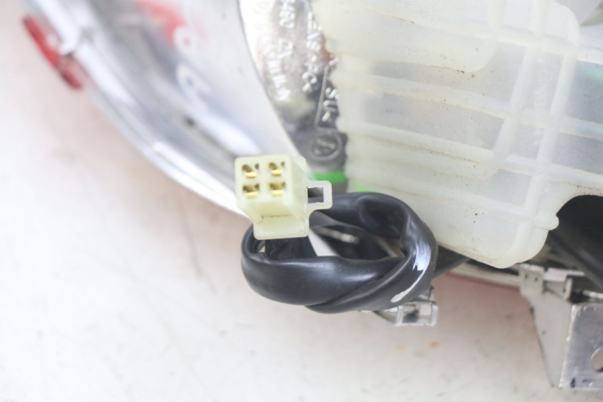 photo de FANALE POSTERIORE SINISTRO YAMAHA X-MAX XMAX 125 (2010 - 2013) - Zoom sullo stato d'uso