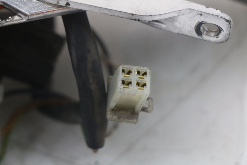 photo de FANALE POSTERIORE SINISTRO YAMAHA XMAX X-MAX 125 (2006 - 2009) - Stato della superficie e materiale