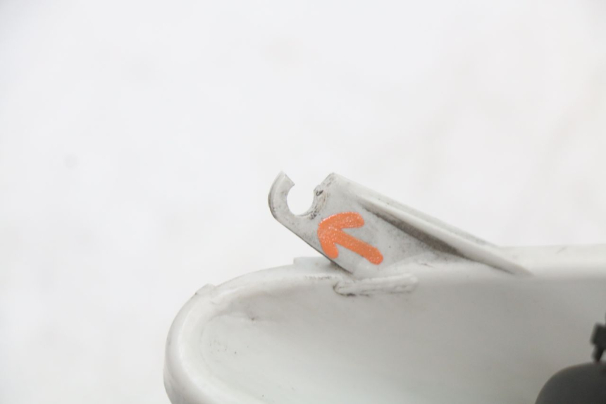 photo de FANALE POSTERIORE SINISTRO YAMAHA XMAX X-MAX 125 (2006 - 2009) - Stato della superficie e materiale