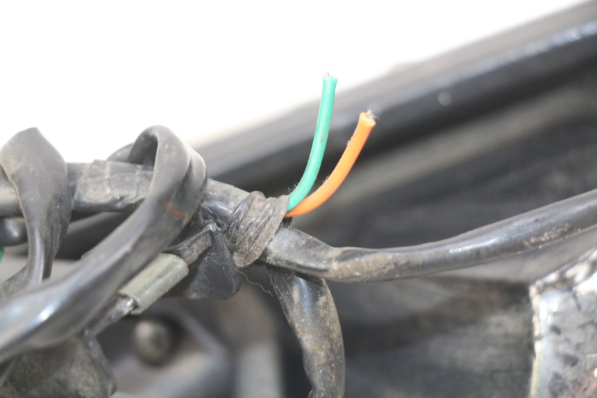 photo de FANALE POSTERIORE SINISTRO YAMASAKI YM T 125 (2015 - 2020) - Zoom sullo stato d'uso