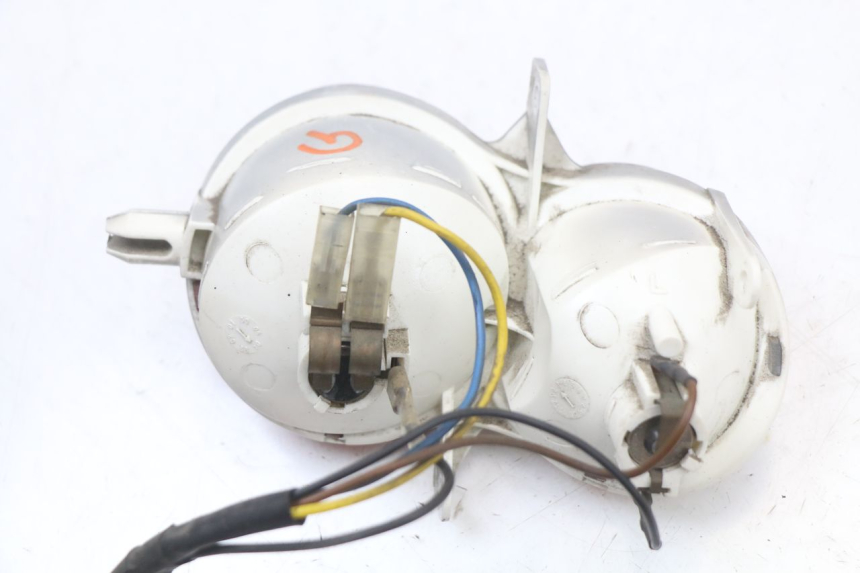 photo de FANALE STOP SINISTRA YAMAHA YP MAJESTY 125 (2002 - 2006) - Stato della superficie e materiale