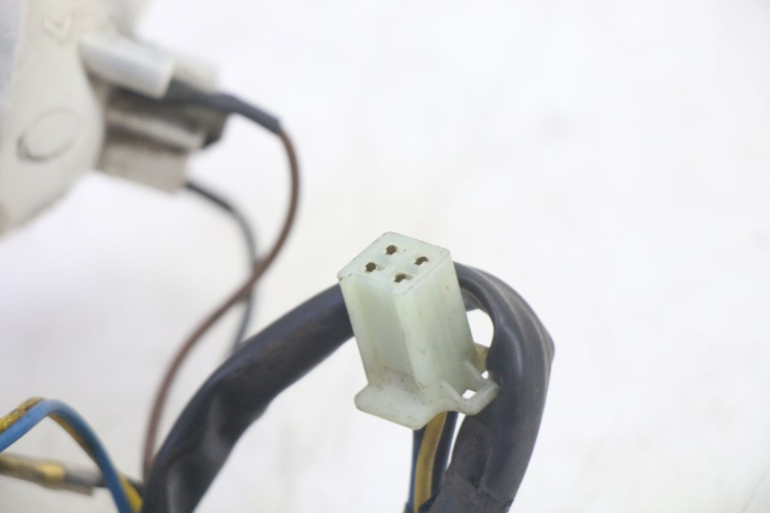 photo de FANALE STOP SINISTRA YAMAHA YP MAJESTY 125 (2002 - 2006) - Dettagli dei punti di fissaggio