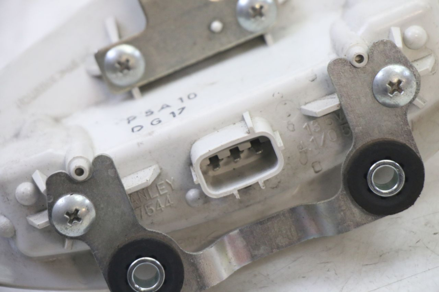 photo de FANALE STOP POSTERIORE  SUZUKI GSR 750 (2011 - 2017) - Dettagli dei punti di fissaggio