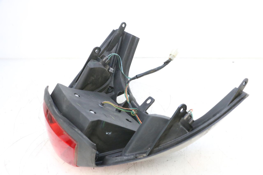 photo de FANALE STOP POSTERIORE  SYM GTS EVO 125 (2009 - 2013) - Stato della superficie e materiale