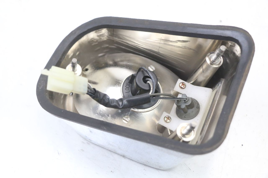 photo de FANALE POSTERIORE HYOSUNG GV AQUILA 125 (2000 - 2009) - Dettagli dei punti di fissaggio