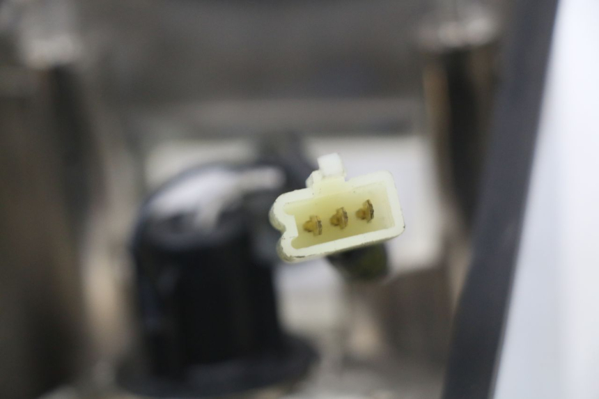 photo de FANALE POSTERIORE HYOSUNG GV AQUILA 125 (2000 - 2009) - Stato della superficie e materiale