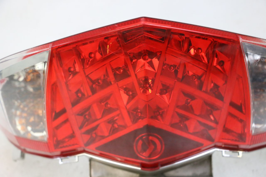photo de FANALE STOP POSTERIORE  SYM JOYMAX 125 (2010 - 2017) - Primo piano ad alta risoluzione