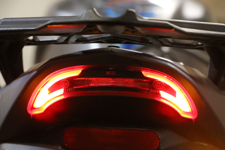 photo de FANALE STOP POSTERIORE  KIDEN KD125-G 125 (2018 - 2022) - Stato della superficie e materiale