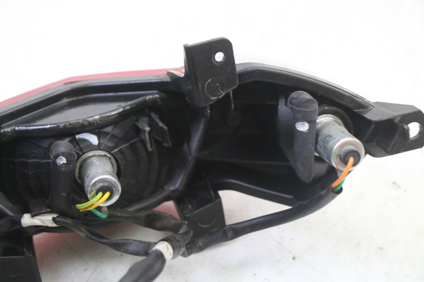photo de FANALE STOP POSTERIORE  PEUGEOT KISBEE 2T 50 (2018 - 2022) - Stato della superficie e materiale