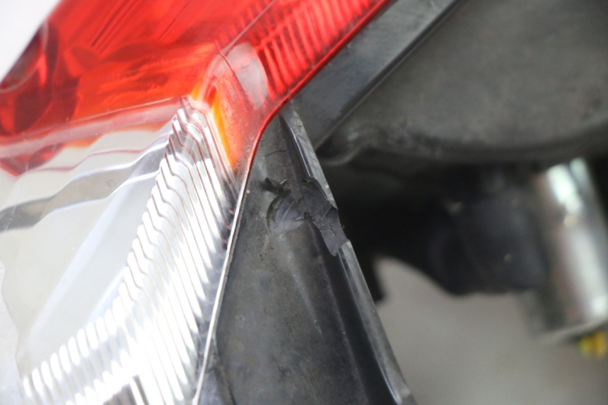 photo de FANALE POSTERIORE PEUGEOT KISBEE 4T 50 (2018 - 2022) - Dettagli dei punti di fissaggio