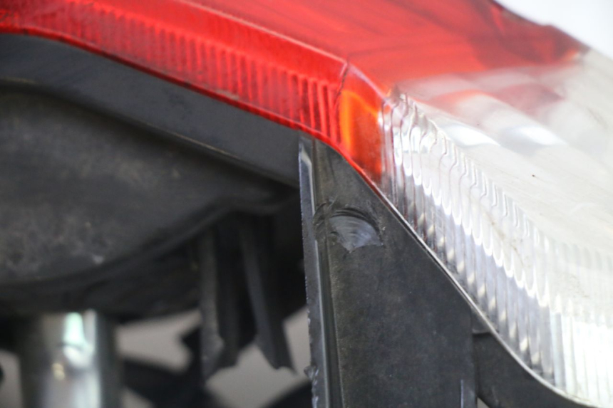 photo de FANALE POSTERIORE PEUGEOT KISBEE 4T 50 (2018 - 2022) - Stato della superficie e materiale