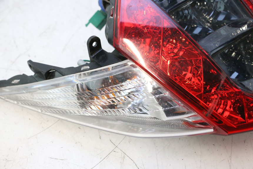 photo de FANALE STOP POSTERIORE  KYMCO MOVIE S 125 (2009 - 2018) - Stato della superficie e materiale