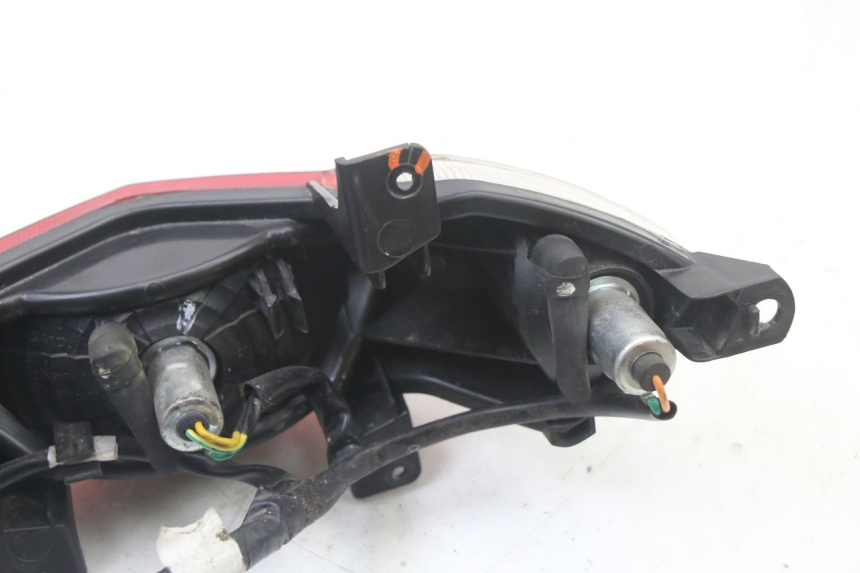 photo de FANALE STOP POSTERIORE  PEUGEOT STREETZONE I 2T 50 (2018 - 2020) - Dettagli dei punti di fissaggio