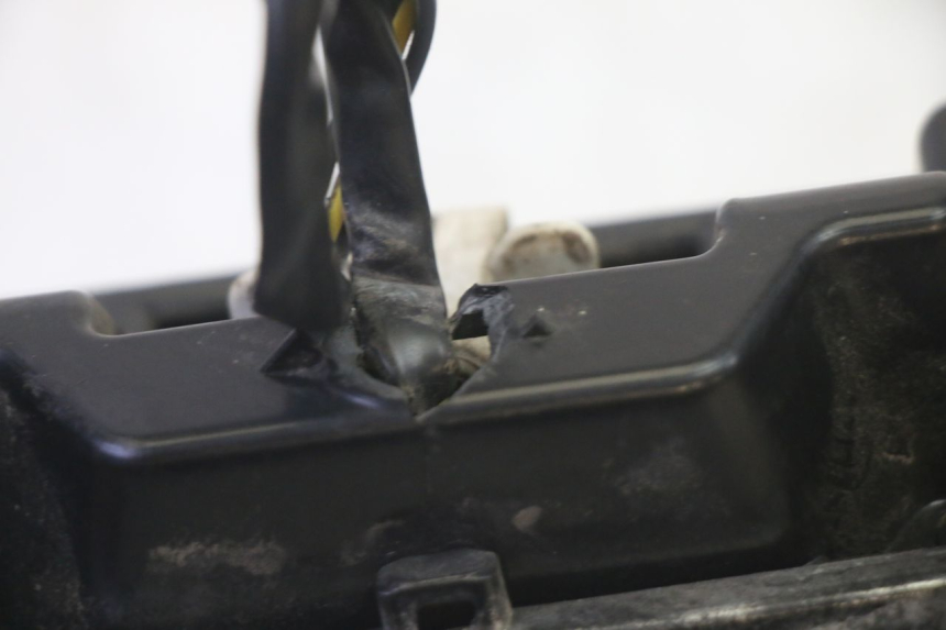 photo de FANALE POSTERIORE RIDE RACE 2T 50 (2012 - 2017) - Dettagli dei punti di fissaggio