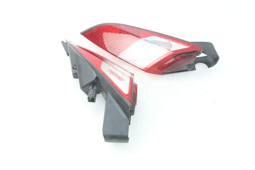 photo de FANALE POSTERIORE PEUGEOT SATELIS 125 (2006 - 2009) - Dettagli dei punti di fissaggio