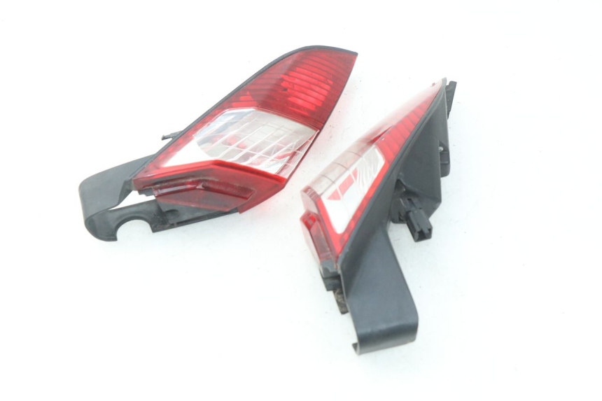 photo de FANALE POSTERIORE PEUGEOT SATELIS 125 (2006 - 2009) - Stato della superficie e materiale