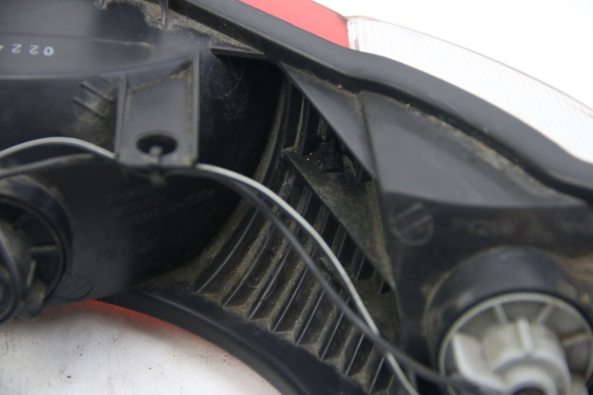 photo de FANALE POSTERIORE SUZUKI SIXTEEN 125 (2008 - 2010) - Stato della superficie e materiale