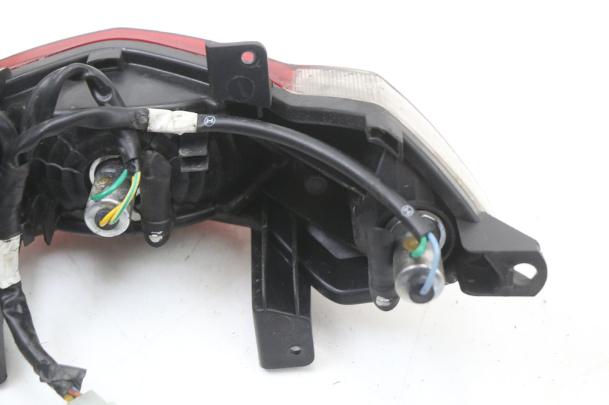 photo de FANALE STOP POSTERIORE  PEUGEOT STREETZONE I 2T 50 (2018 - 2020) - Dettagli dei punti di fissaggio