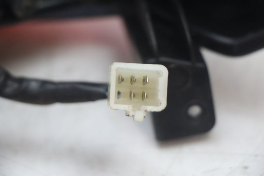 photo de FANALE STOP POSTERIORE  PEUGEOT STREETZONE NAKED 2T 50 (2014 - 2018) - Dettagli dei punti di fissaggio