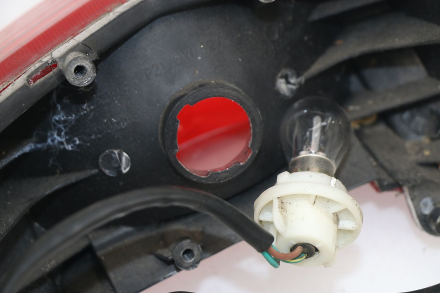 photo de FANALE STOP POSTERIORE  PEUGEOT SUM UP 125 (2008 - 2013) - Zoom sullo stato d'uso