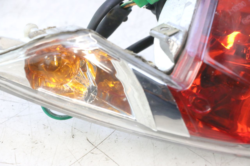 photo de FANALE STOP POSTERIORE  KYMCO SUPER 8 2T 50 (2007 - 2013) - Caratteristiche distintive