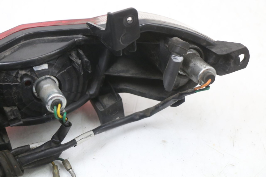 photo de FANALE STOP POSTERIORE  PEUGEOT TWEET 125 (2018 - 2021) - Dettagli dei punti di fissaggio