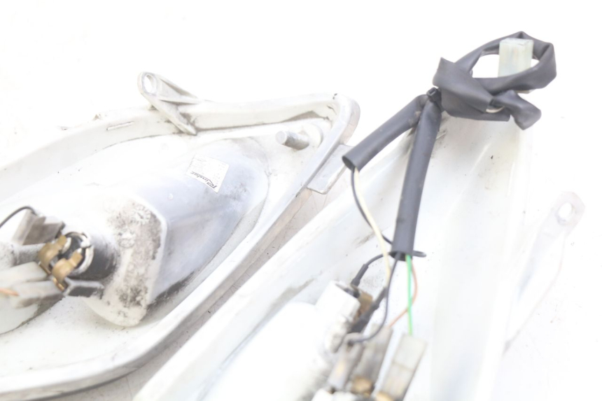 photo de FANALE POSTERIORE YAMAHA XMAX X-MAX 125 (2006 - 2009) - Dettagli dei punti di fissaggio