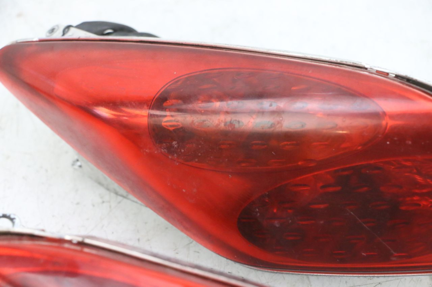 photo de FANALE POSTERIORE YAMAHA XMAX X-MAX 125 (2006 - 2009) - Marcature e riferimenti originali