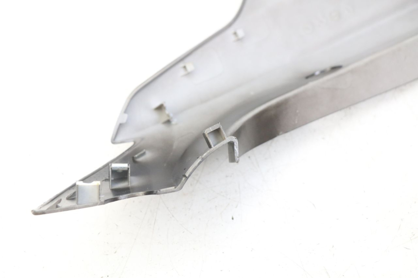 photo de PARAFANGO POSTERIORE DESTRO KYMCO AGILITY 16+ 4T 50 (2018 - 2023) - Altra vista dell'articolo