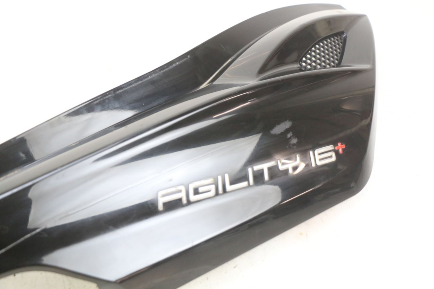 photo de PARAFANGO POSTERIORE DESTRO KYMCO AGILITY 16+ 4T 50 (2018 - 2023) - Primo piano tecnico