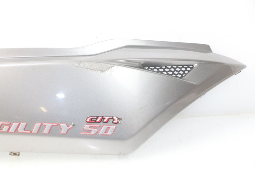 photo de PARAFANGO POSTERIORE DESTRO KYMCO AGILITY CITY 4T 50 (2008 - 2016) - Stato della superficie e materiale